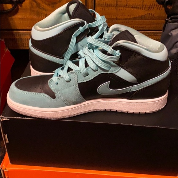 See pic for on box sneaker description - Picture 6 of 8